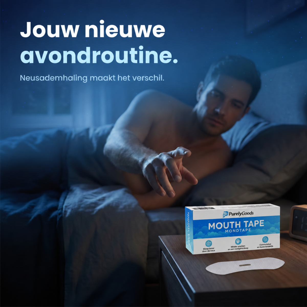Man in bed reikt naar PurelyGoods-mondtape op het nachtkastje naast hem.