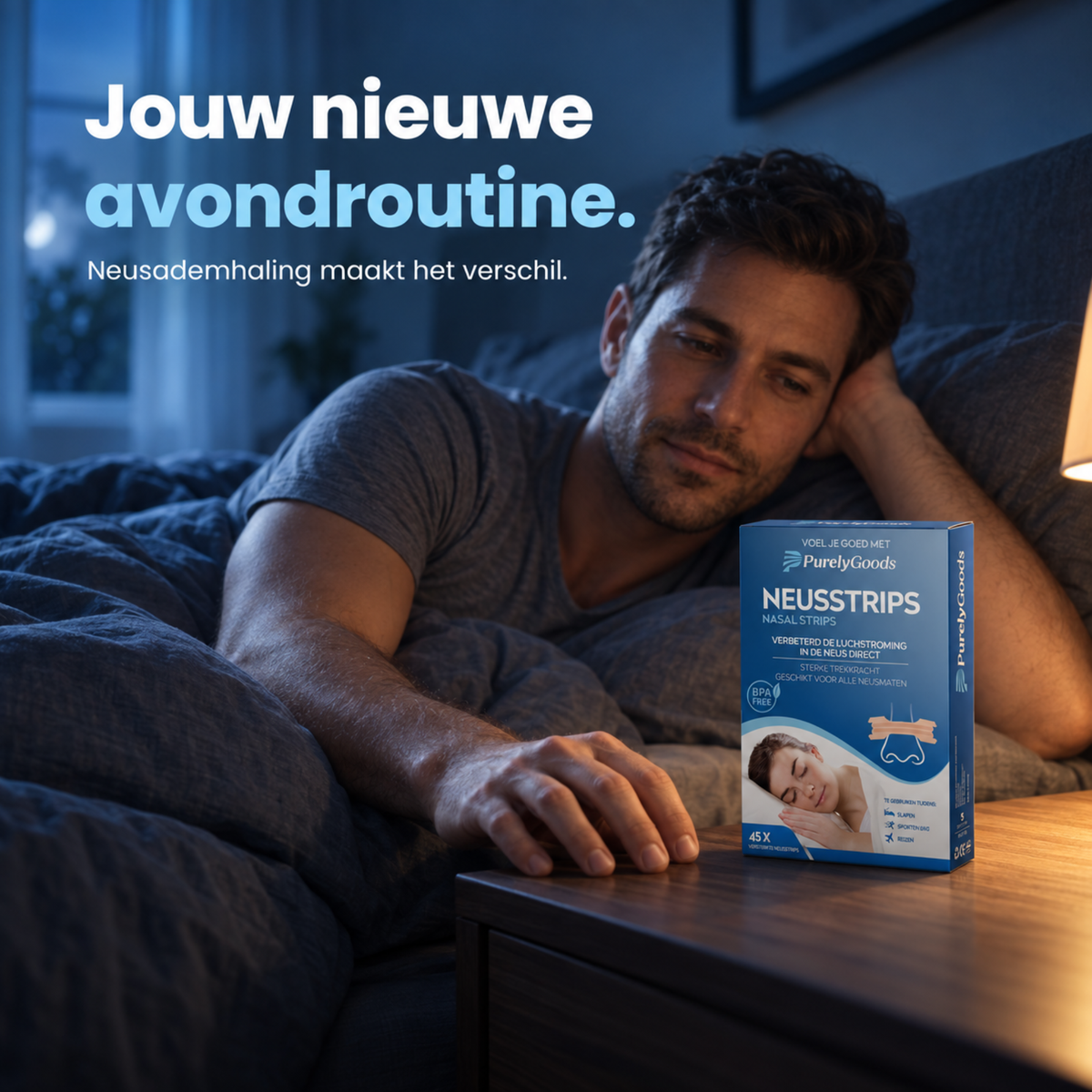 Man ligt in bed met een doos PurelyGoods-neusstrips op het nachtkastje naast hem.