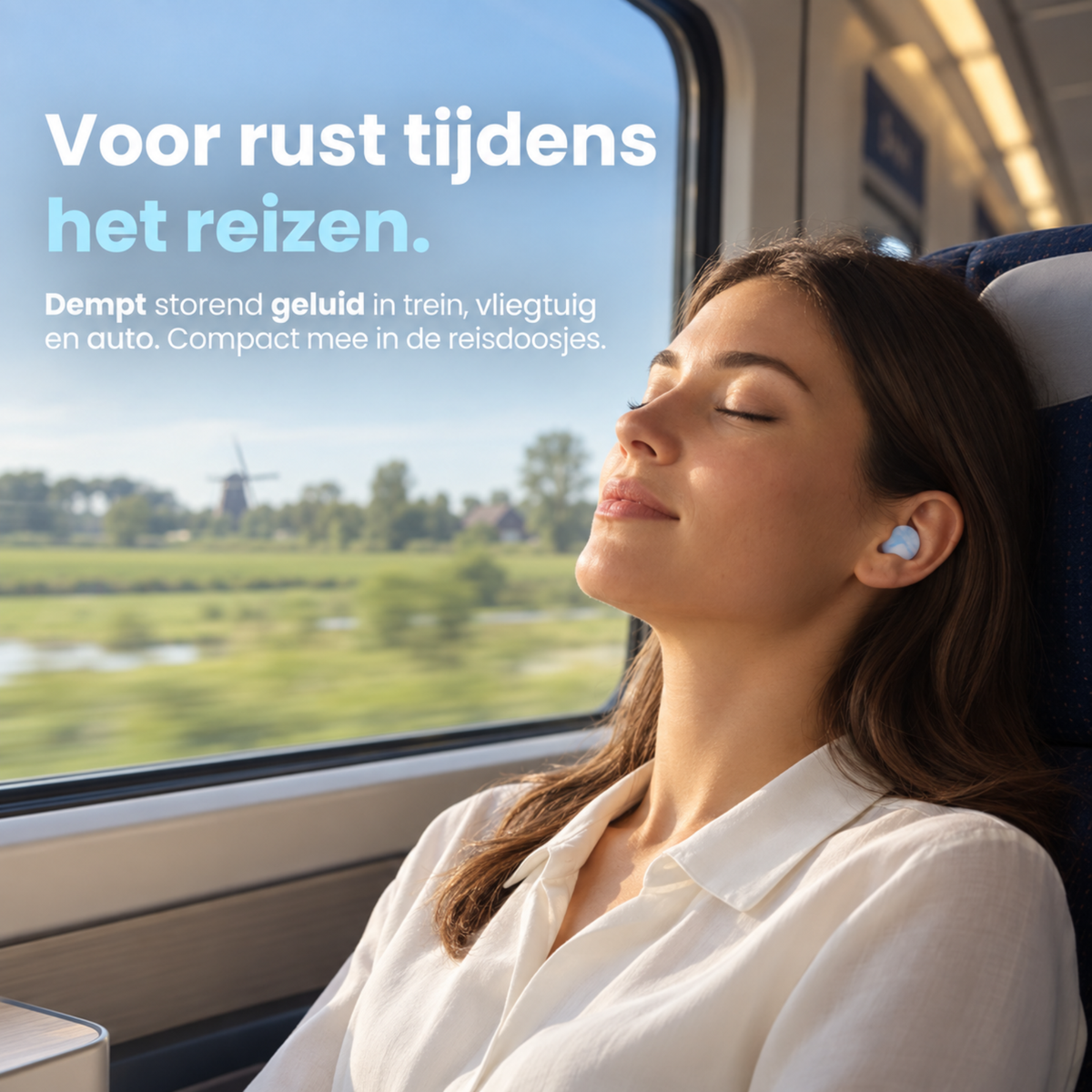 Vrouw met PurelyGoods oordoppen ontspant in de trein, dempt geluid tijdens reizen