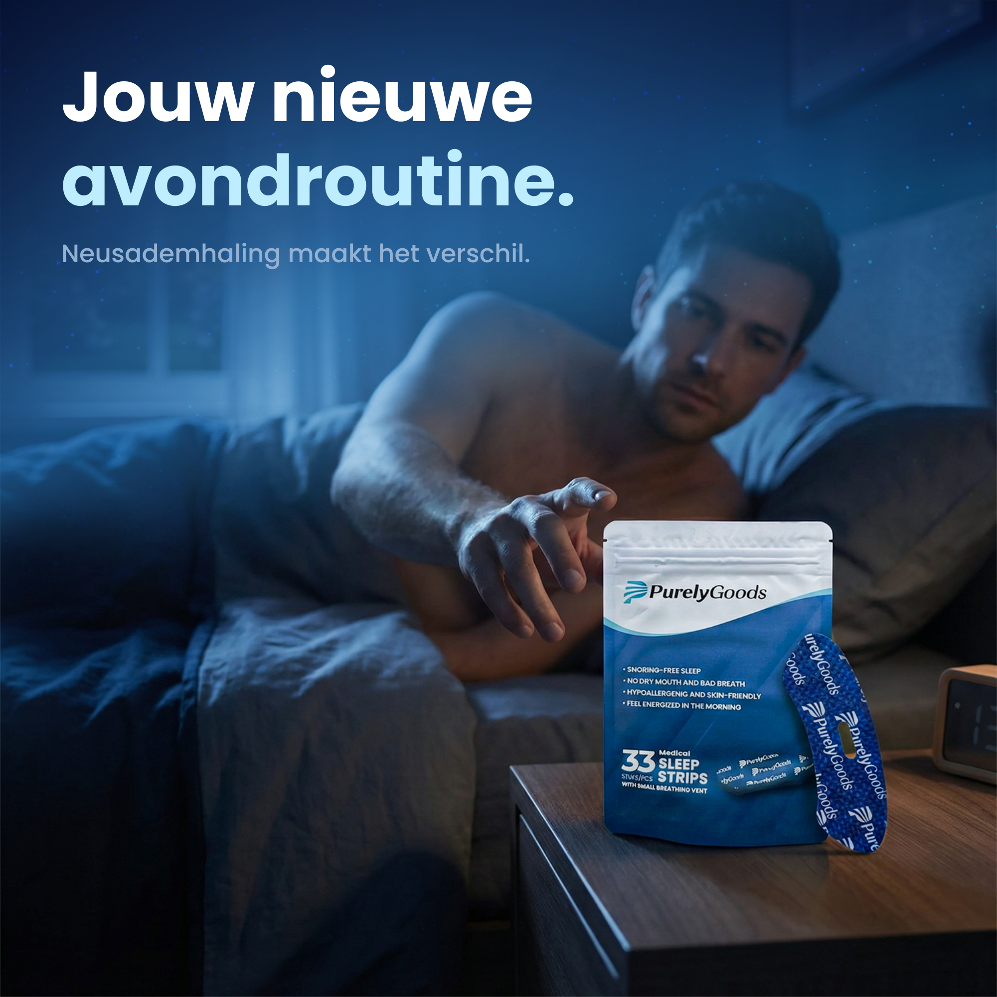 Een man in bed reikt in het donker naar een pakje PurelyGoods Mondtape die op zijn nachtkastje liggen. De verpakking is blauw en wit met de tekst '33 Medical Sleep Strips'. Bovenaan de afbeelding staat 'Jouw nieuwe avondroutine. Neusademhaling maakt het verschil