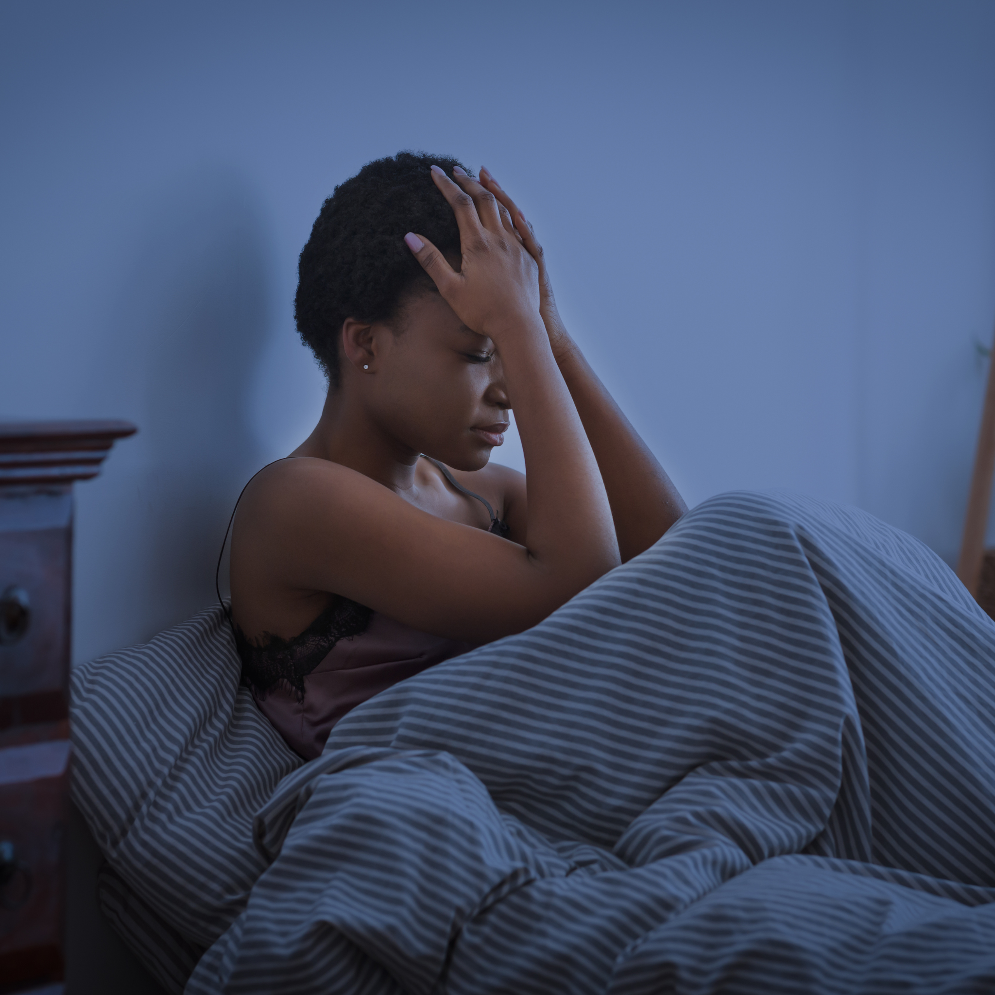 Vrouw met stress in bed voor het slapengaan