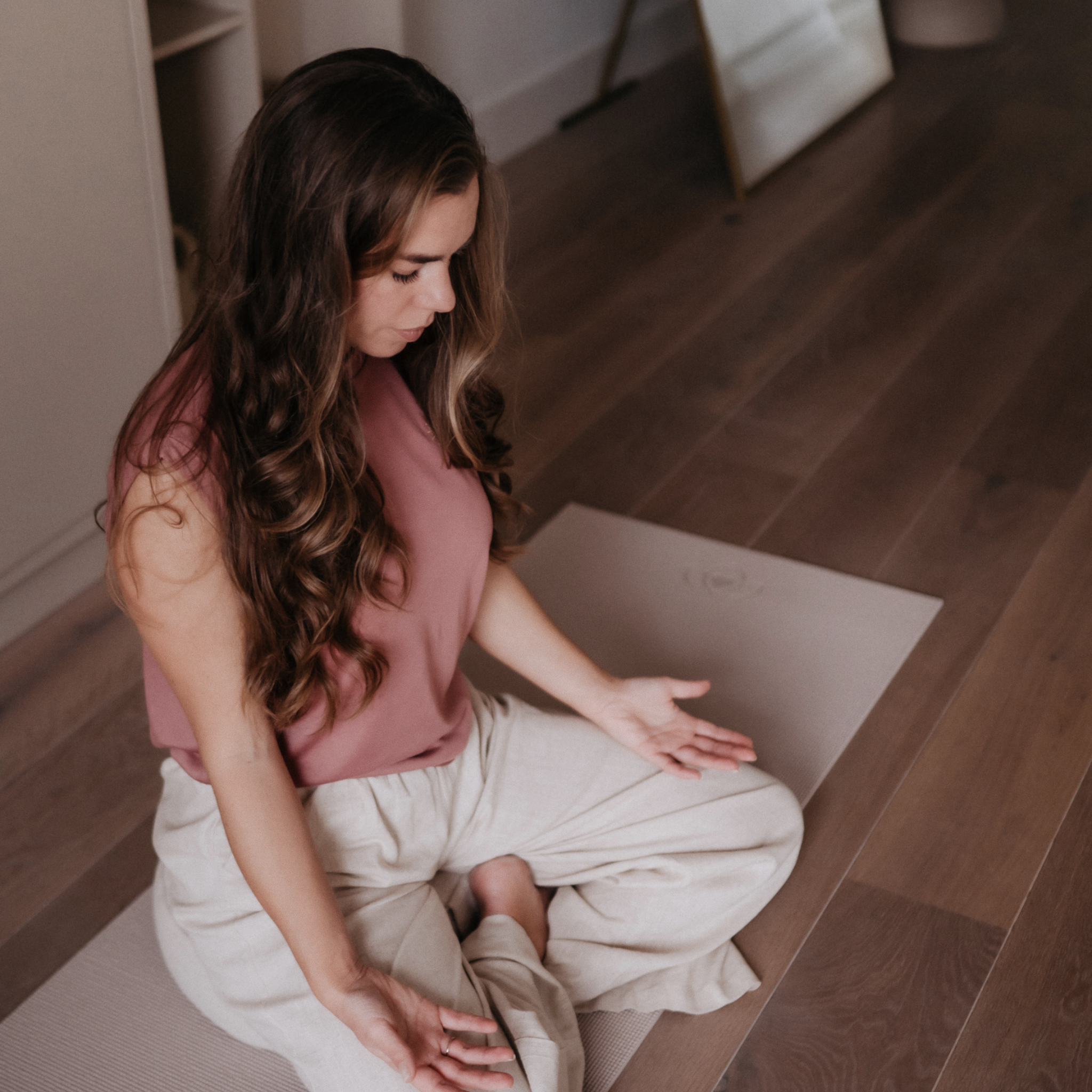 vrouw bezig met bewust ademhaling