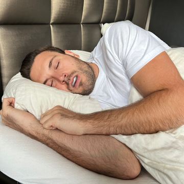 Man slaap met een snurkbeugel van PurelyGoods als oplossing tegen snurken