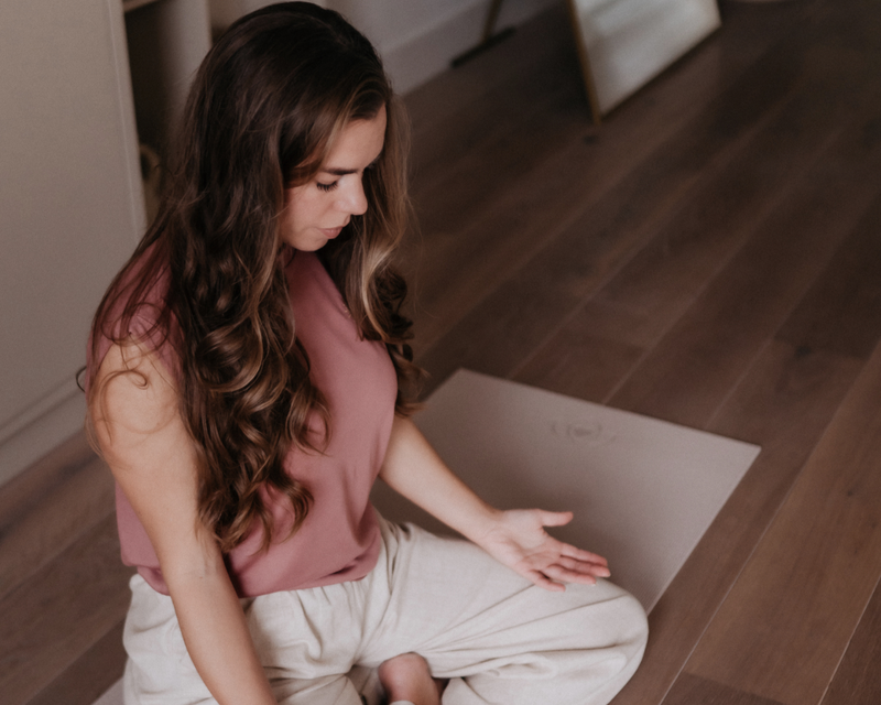 Vrouw bezig met ademhalingstechnieken