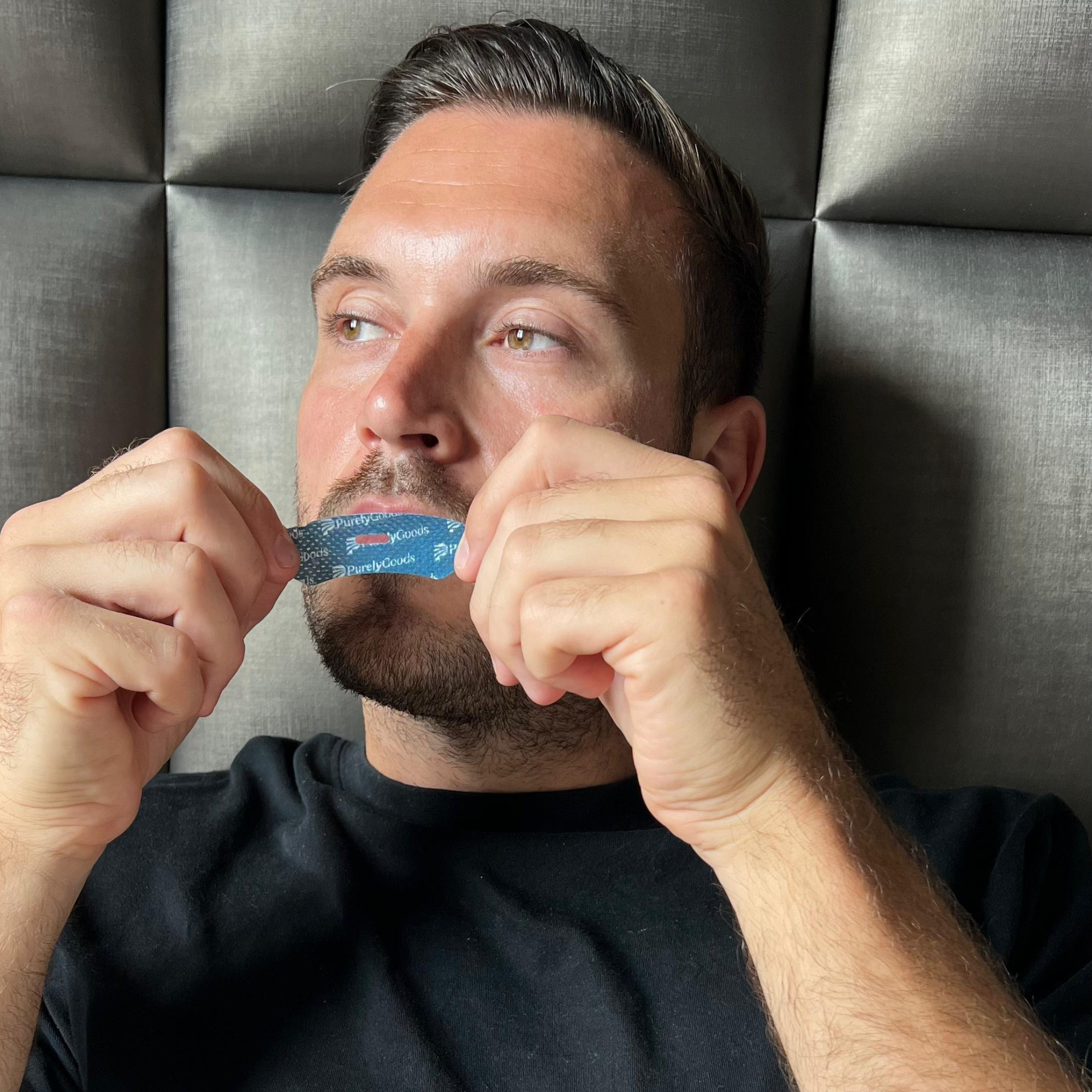 PurelyGoods collectie anti snurk producten en middelen. Man doet mondtape op tegen snurken. Ontdek snurkbeugels, neusstrips en meer.