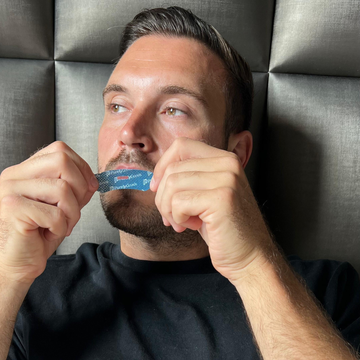 PurelyGoods collectie anti snurk producten en middelen. Man doet mondtape op tegen snurken. Ontdek snurkbeugels, neusstrips en meer.