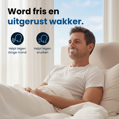 Man zit ontspannen rechtop in bed met transparante mondpleister, met tekst "Word fris en uitgerust wakker" en icoontjes die de voordelen van mondtape tonen: helpt tegen droge mond en snurken.