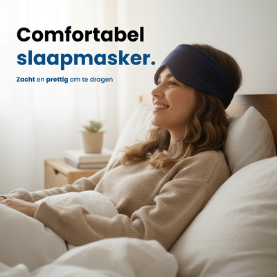 Comfortabel slaapmasker van PurelyGoods, zacht en prettig om te dragen, gedragen door een vrouw in bed in een rustige slaapkameromgeving.
