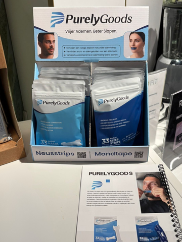 PurelyGoods toonbankdisplay met neusstrips en mondtape voor betere ademhaling en slaap, inclusief productverpakkingen en informatiekaart.