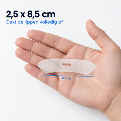 Transparante mondtape met centrale opening op een handpalm, met afmetingen van 2,5 × 8,5 cm.