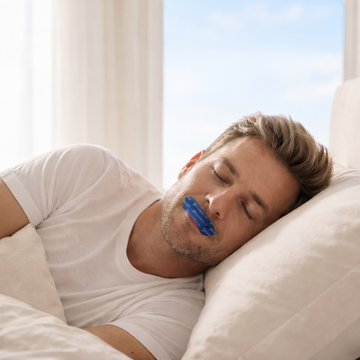 Man slaapt rustig met PurelyGoods mondtape mondpleister tijdens de nacht