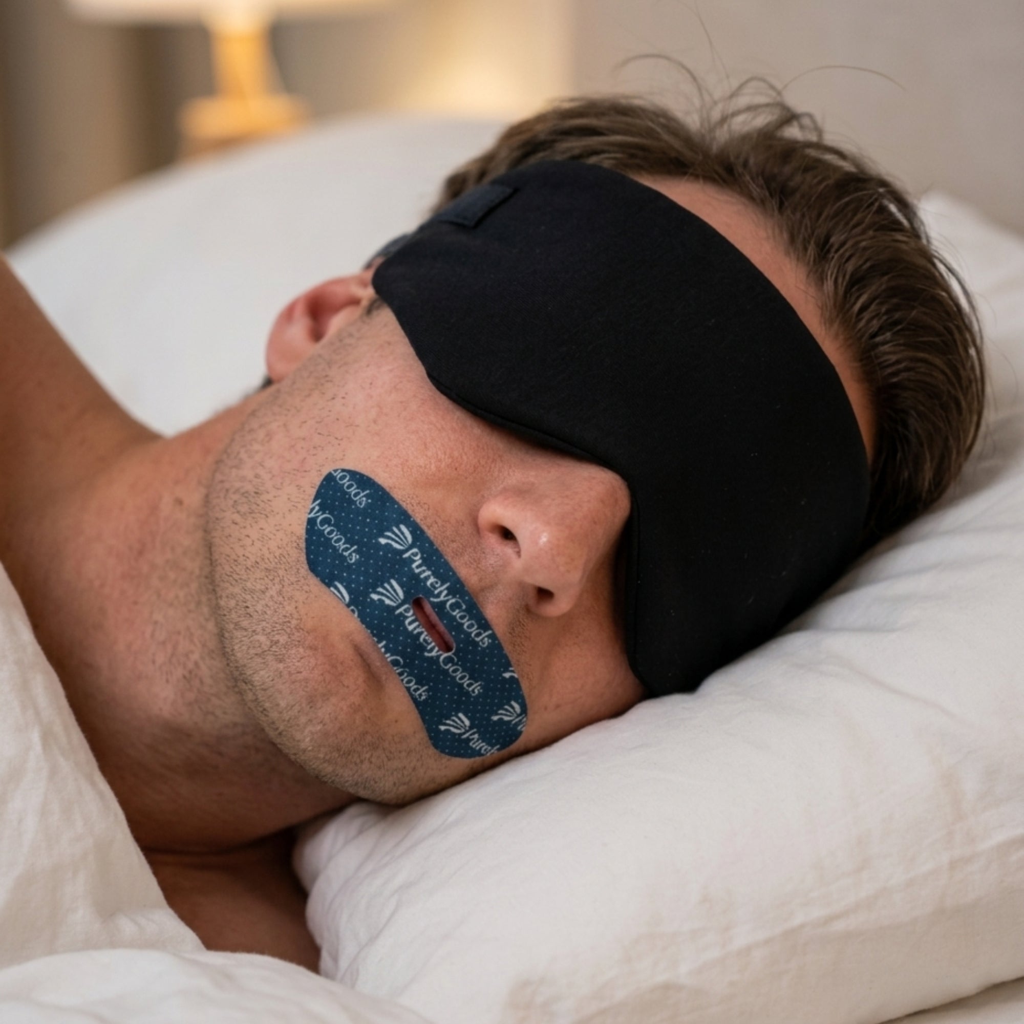 Man slaapt met PurelyGoods mondtape en zwart slaapmasker voor betere nachtrust