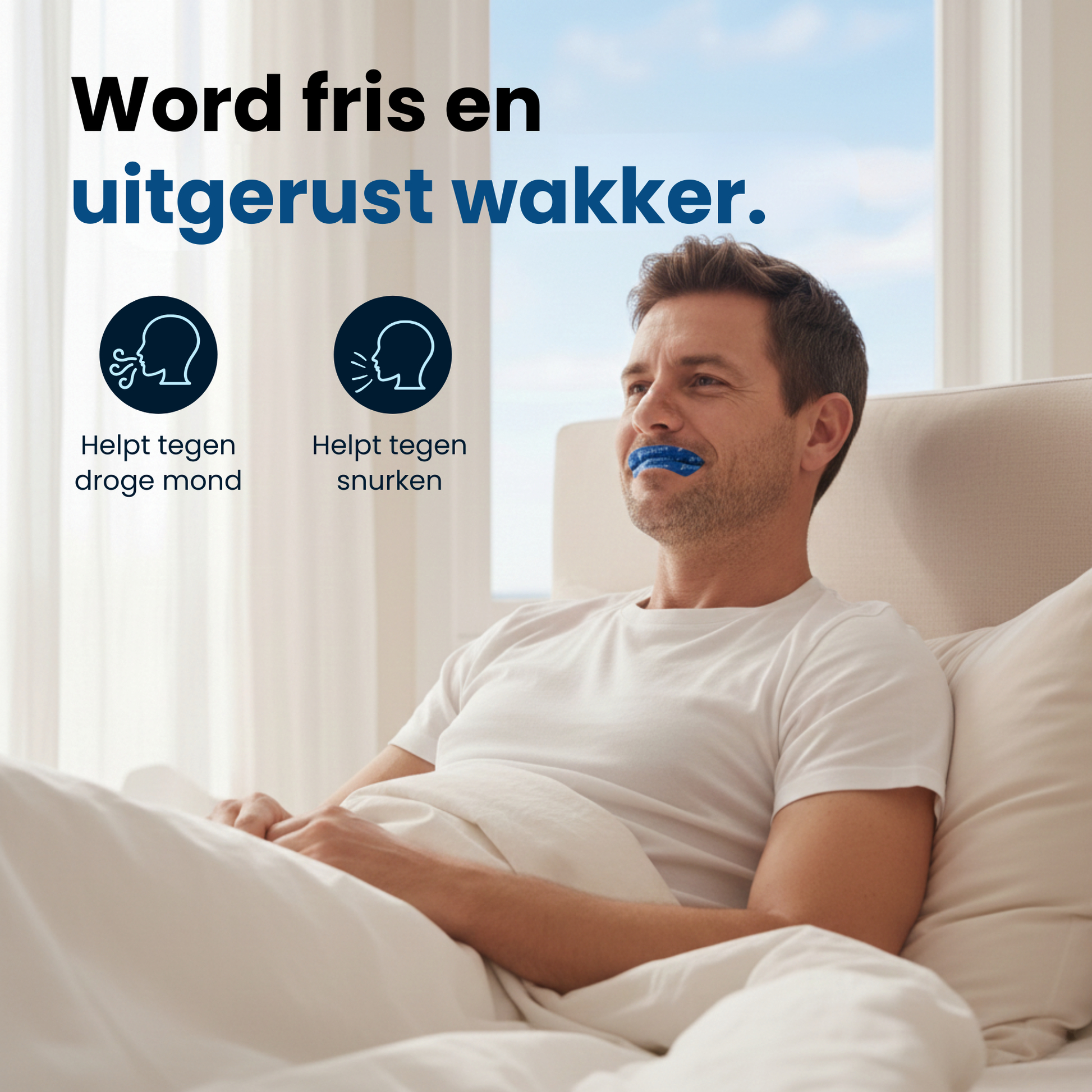 Man zit ontspannen rechtop in bed met mondtape van PurelyGoods op, klaar om fris en uitgerust aan de dag te beginnen – helpt tegen droge mond en snurken.