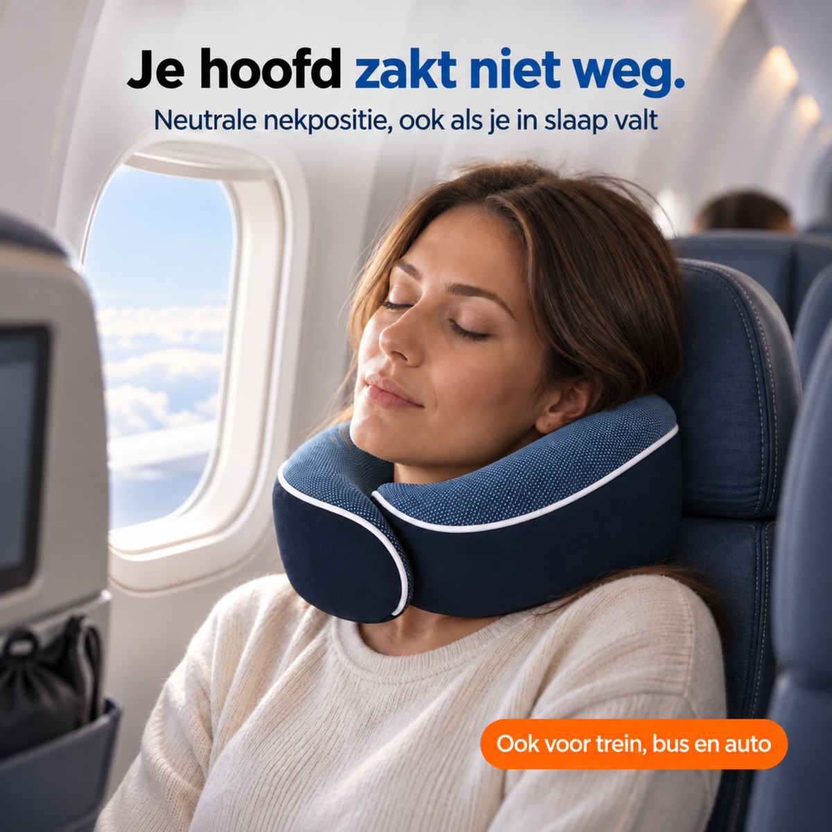 Vrouw rust met gesloten ogen in een vliegtuigstoel met een blauw PurelyGoods nekkussen om haar nek.