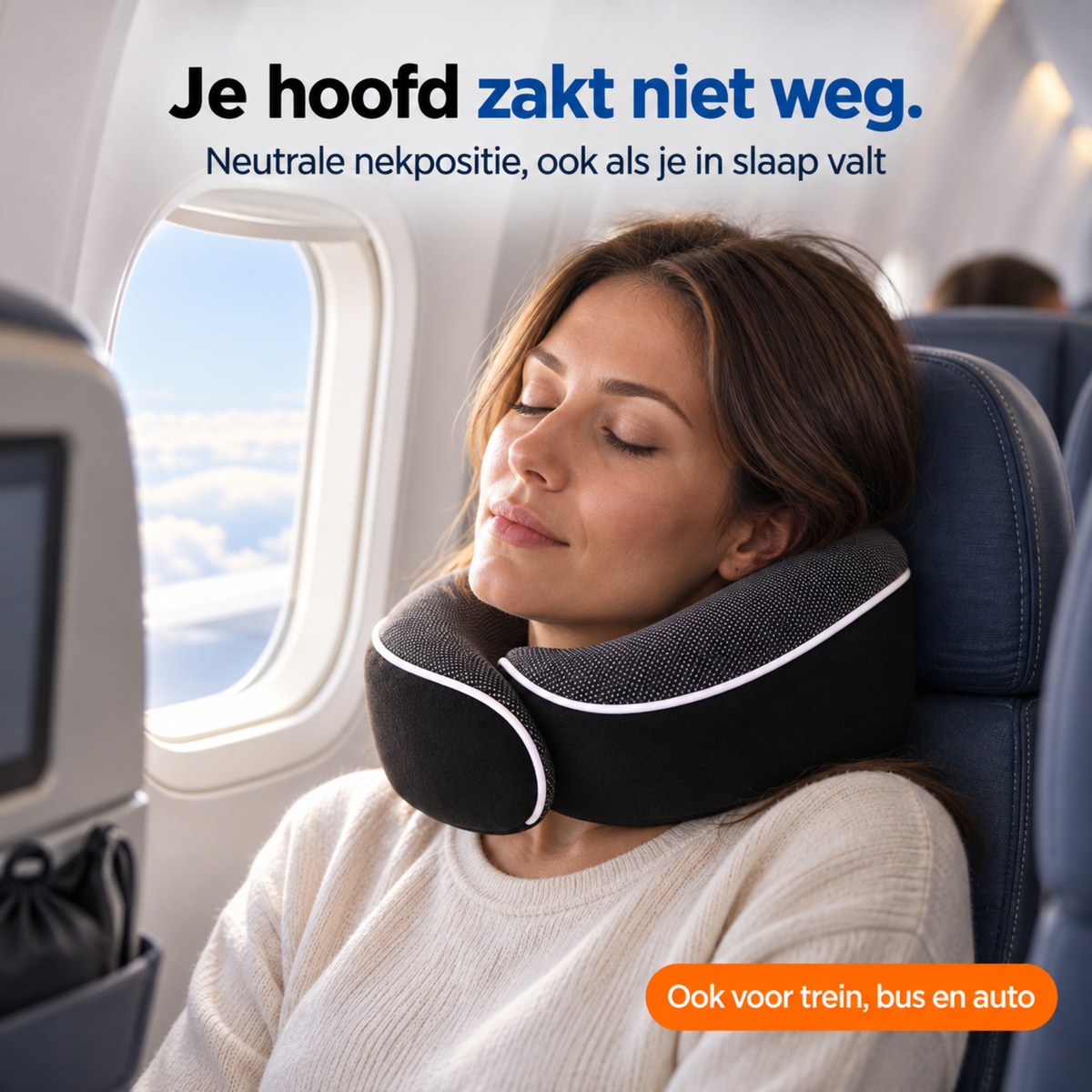 Vrouw rust met gesloten ogen in een vliegtuigstoel met een zwart PurelyGoods nekkussen om haar nek.