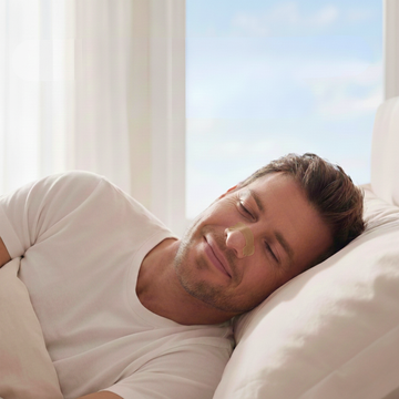 Man slaapt ontspannen met PurelyGoods neuspleister tijdens de vroege ochtend