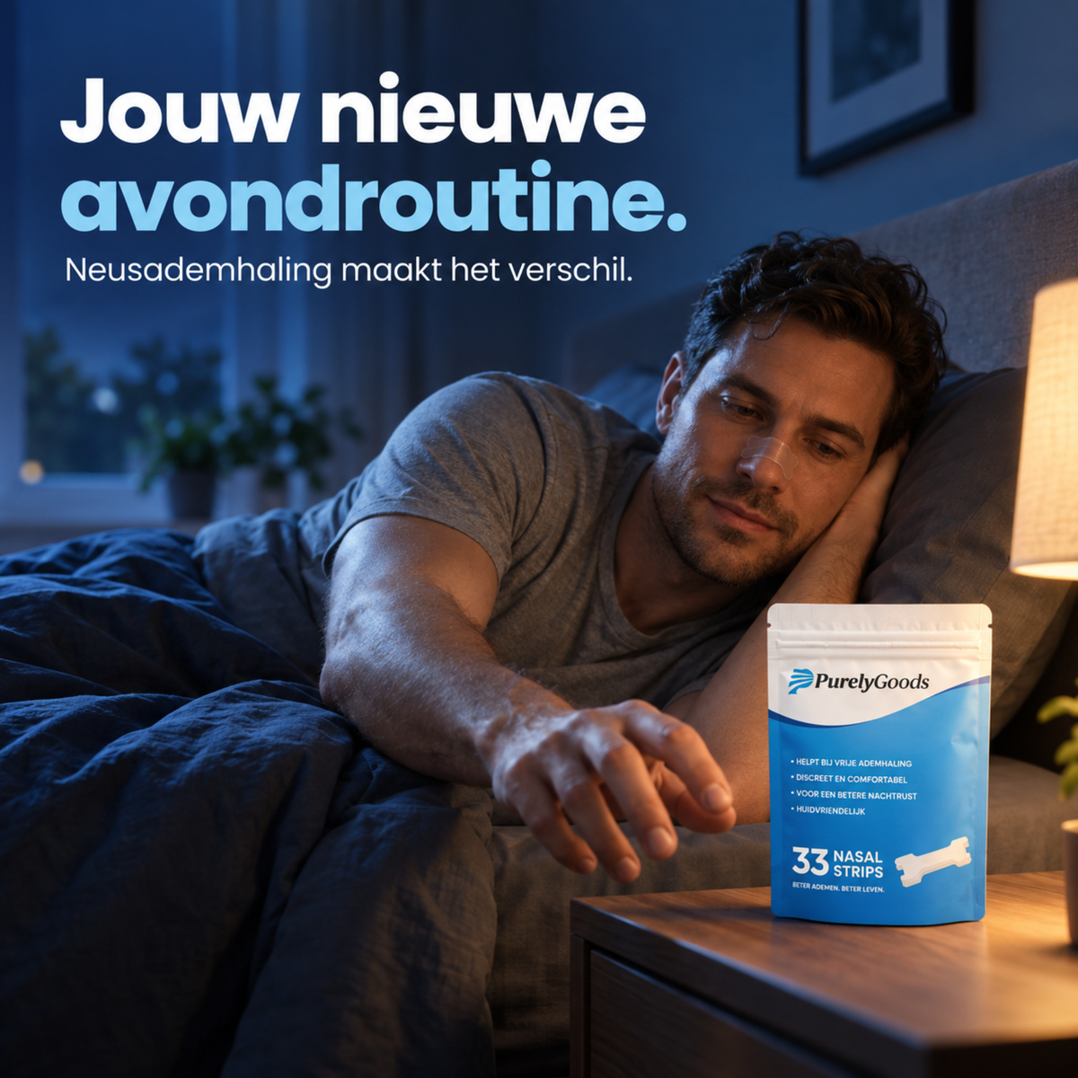Man in bed pakt de verpakking PurelyGoods neusstrips 33 stuks van het nachtkastje