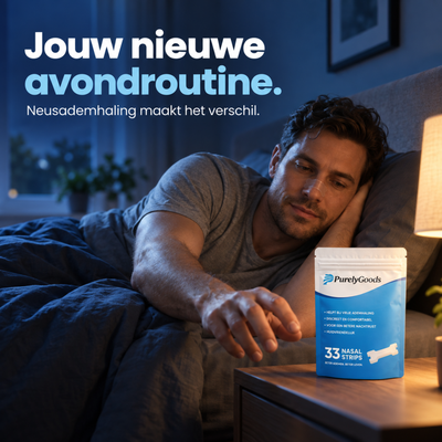 Man in bed pakt de verpakking PurelyGoods neusstrips 33 stuks van het nachtkastje
