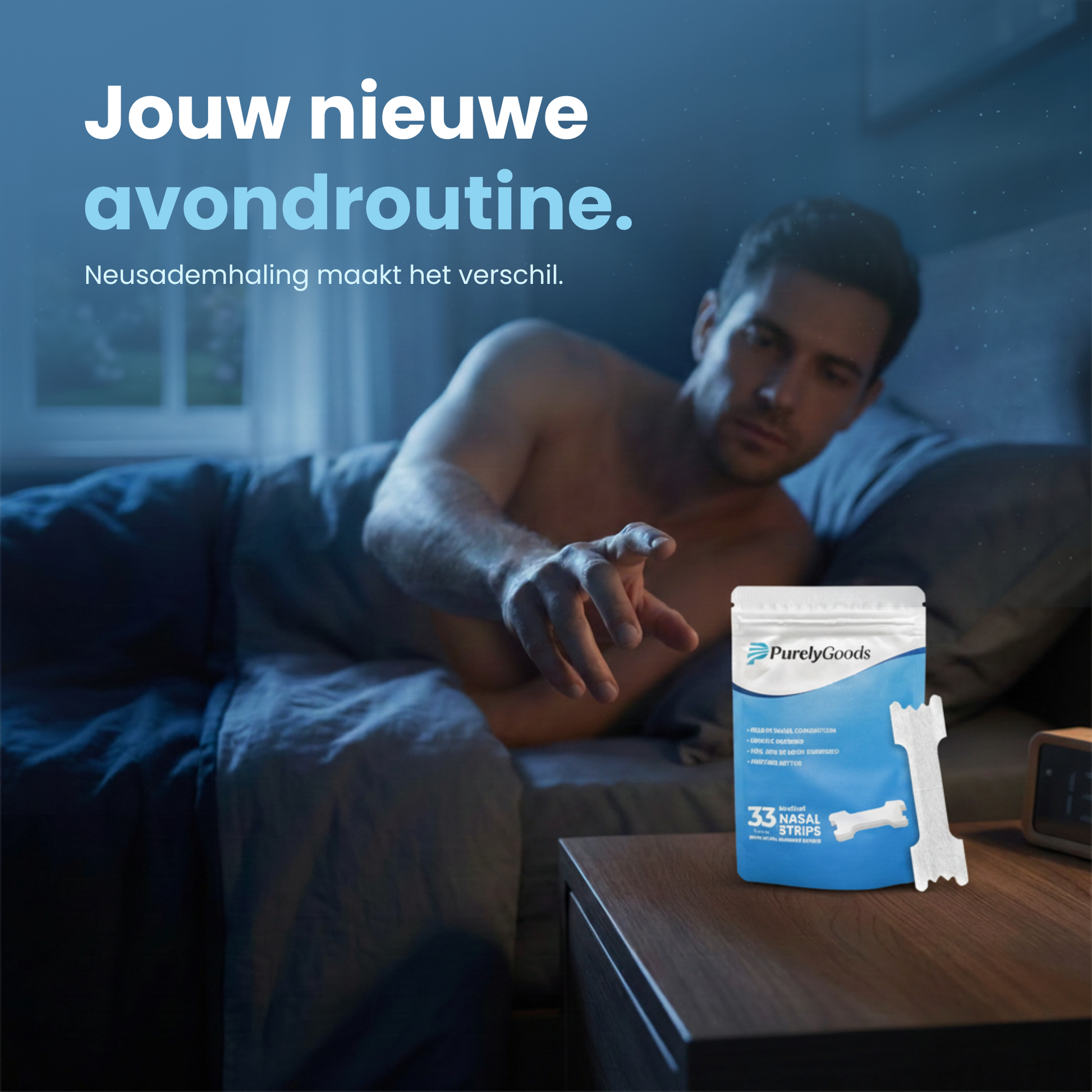 Man in bed reikt naar een verpakking PurelyGoods neusstrips op het nachtkastje, met de boodschap "Jouw nieuwe avondroutine" – voor betere neusademhaling tijdens de slaap.