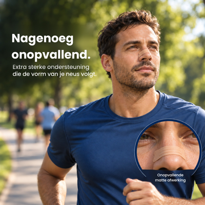 Man draagt een beige neusstrip tijdens het hardlopen in een park, met een detailbeeld van de matte afwerking op de neusbrug.