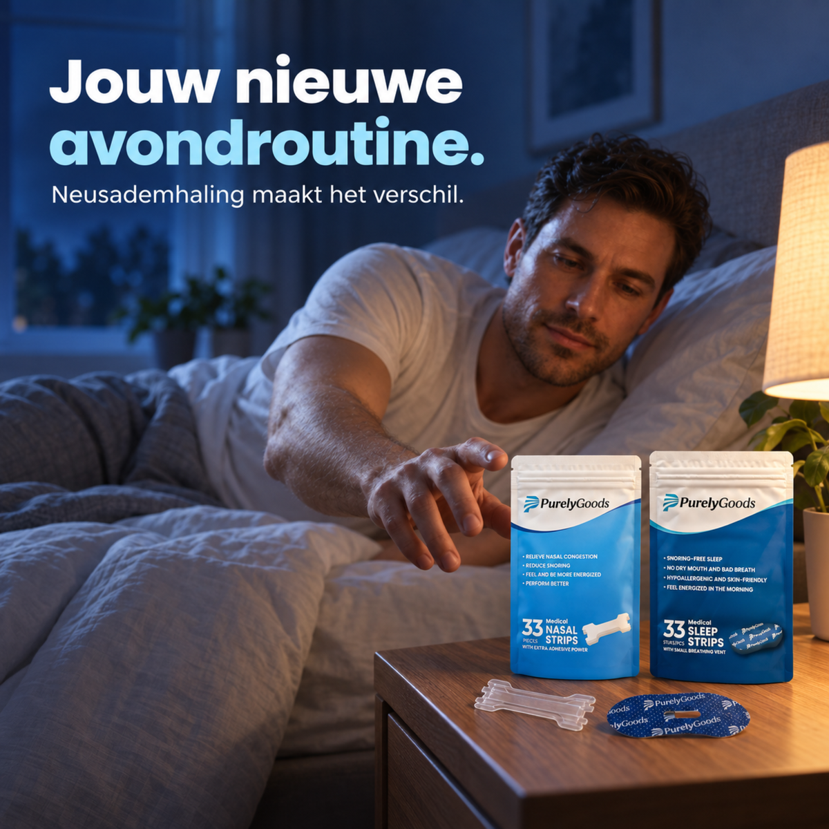 Man in bed pakt de verpakkingen neusstrips en mondtape van het nachtkastje