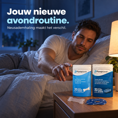 Man in bed pakt de verpakkingen neusstrips en mondtape van het nachtkastje