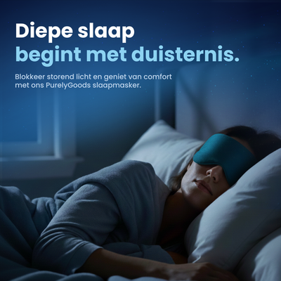 Vrouw slaapt diep in een donkere kamer met een comfortabel slaapmasker van PurelyGoods, blokkeert storend licht voor betere nachtrust.