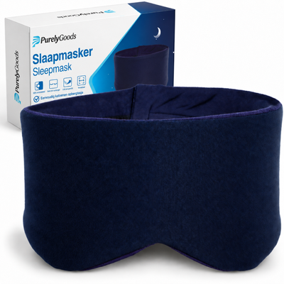 Donkerblauw PurelyGoods slaapmasker voor de bijpassende verpakking op een witte achtergrond.