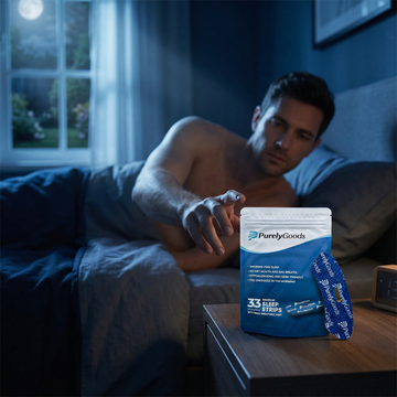Man in bed reikt naar een verpakking PurelyGoods Sleep Strips – hulpmiddel voor comfortabel slapen met gesloten mond.