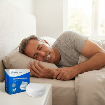 Man slaapt op zijn zij met de PurelyGoods® Snurkbeugel Max in, ontworpen om snurkgeluiden te verminderen