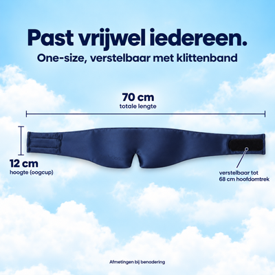 Afmetingen marineblauw zijden slaapmasker: 70 cm lengte, 12 cm oogcup, verstelbaar tot 68 cm hoofdomtrek