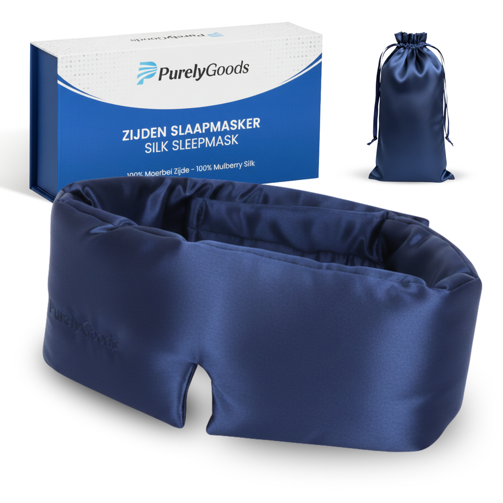 Zijden slaapmasker van PurelyGoods van 100% mulberry silk in donkerblauw, met luxe opbergzakje en verpakking.