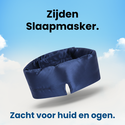 Zijden slaapmasker van PurelyGoods in donkerblauw, ontworpen voor een zacht en comfortabel gevoel op huid en ogen.