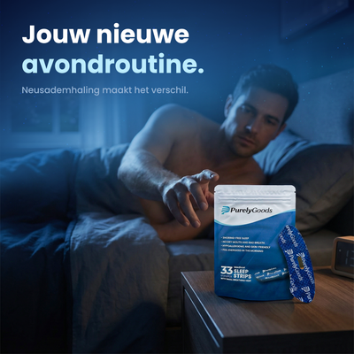 Een man in bed reikt in het donker naar een pakje PurelyGoods Mondtape die op zijn nachtkastje liggen. De verpakking is blauw en wit met de tekst '33 Medical Sleep Strips'. Bovenaan de afbeelding staat 'Jouw nieuwe avondroutine. Neusademhaling maakt het verschil