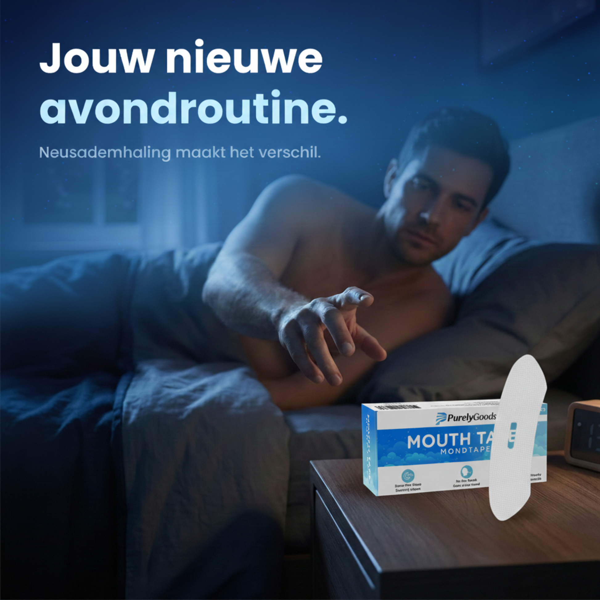 Een man in bed reikt in het donker naar een doosje PurelyGoods Mondtape op zijn nachtkastje. De doos is wit en blauw met een witte, geventileerde mondtape ernaast. Bovenaan de afbeelding staat de tekst: 'Jouw nieuwe avondroutine. Neusademhaling maakt het verschil