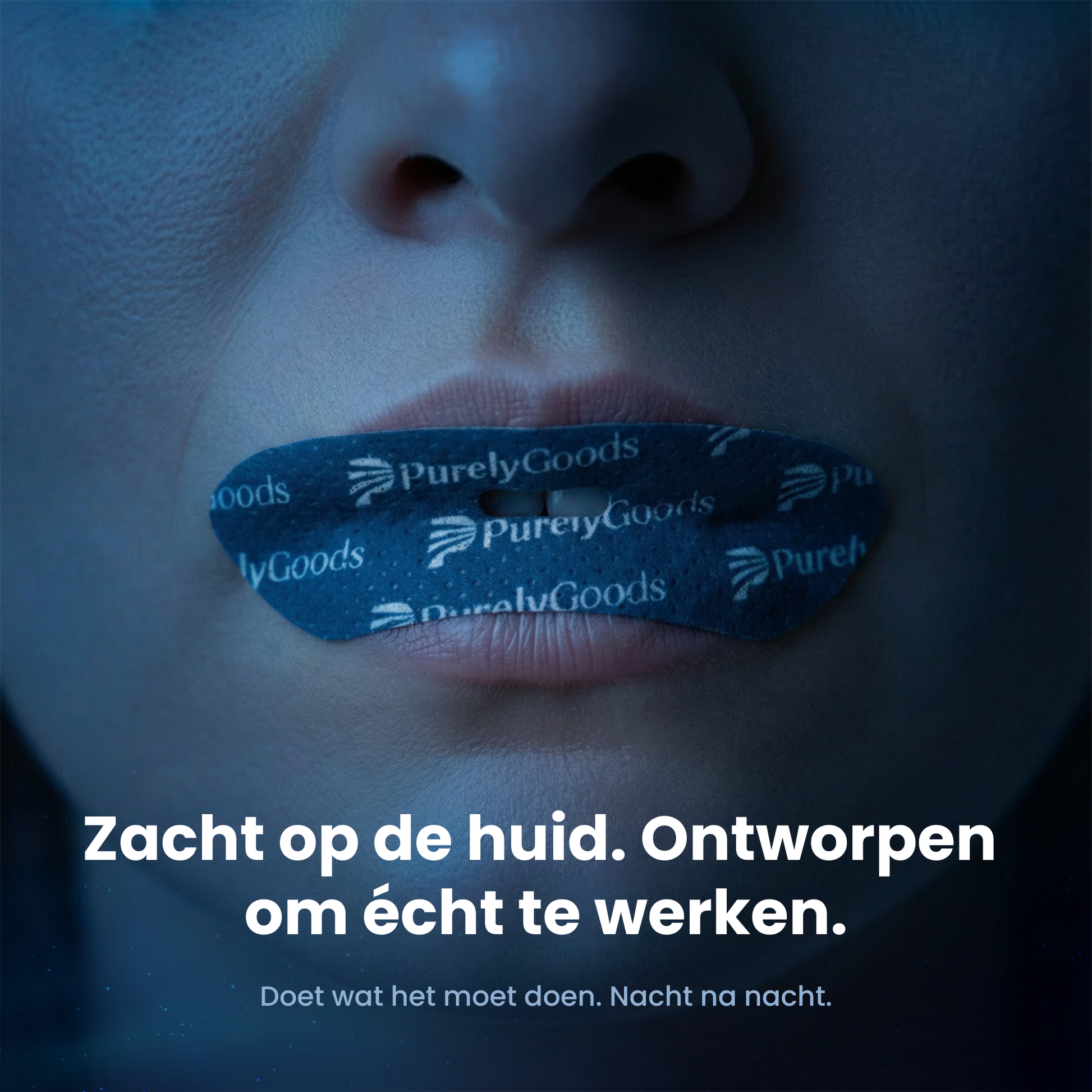 Close-up van de mond van een persoon in het donker, met een donkerblauwe PurelyGoods Mondpleister horizontaal over de lippen geplakt. De tape heeft herhaalde PurelyGoods logo's erop. De tekst onderaan luidt: 'Zacht op de huid. Ontworpen om écht te werken. Doet wat het moet doen. Nacht na nacht