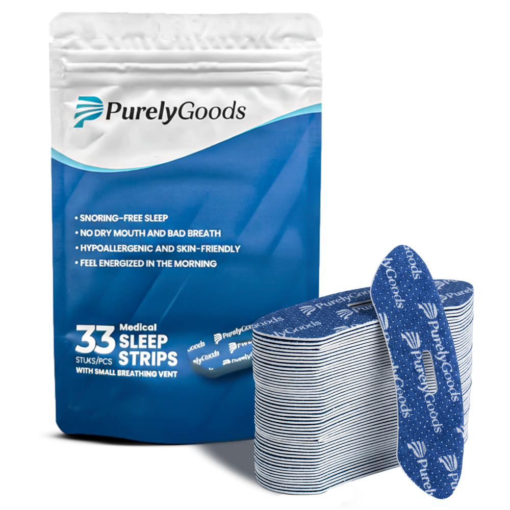 Een witte en blauwe verpakking van PurelyGoods '33 Medical Sleep Strips' met de voordelen: 'Snoring-free sleep, No dry mouth and bad breath, Hypoallergenic and skin-friendly, Feel energized in the morning'. Naast de verpakking ligt een stapel opgevouwen, donkerblauwe PurelyGoods slaapstrips/mondtapes met een patroon van kleine stipjes en het merklogo.