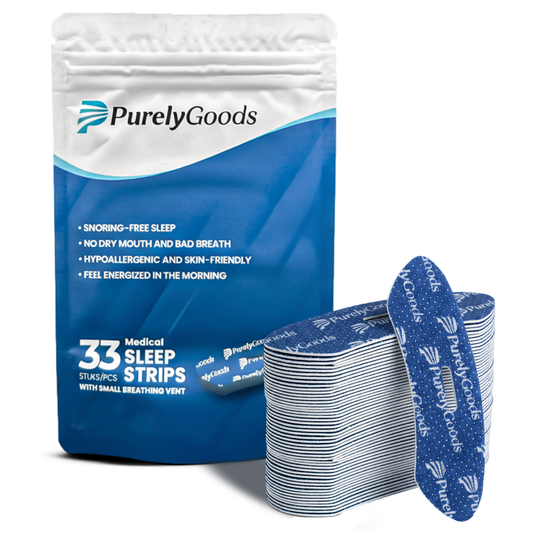 Een witte en blauwe verpakking van PurelyGoods '33 Medical Sleep Strips' met de voordelen: 'Snoring-free sleep, No dry mouth and bad breath, Hypoallergenic and skin-friendly, Feel energized in the morning'. Naast de verpakking ligt een stapel opgevouwen, donkerblauwe PurelyGoods slaapstrips/mondtapes met een patroon van kleine stipjes en het merklogo.