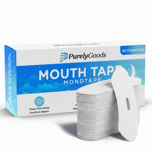 Een verpakking van de PurelyGoods 'Mouth Tape Mondtape' met 90 stuks/pcs. De doos is wit en blauw met een afbeelding van wolken en een maansikkel, en de tekst 'Snore-free Sleep Snurkvrij slapen'. Voor de doos ligt een stapel van de witte, geventileerde PurelyGoods mondstrips