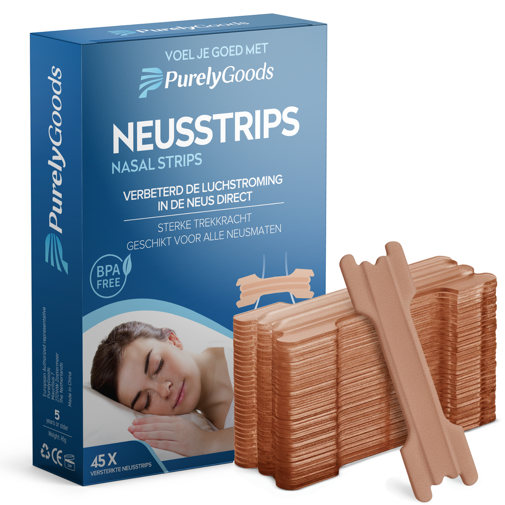 Een verpakking van de PurelyGoods Neusstrips (45 stuks). De blauwe doos toont een slapende vrouw en de tekst 'Voel je goed met PurelyGoods Neusstrips. Verbeterd de luchtstroming in de neus direct. Sterke trekkracht. Geschikt voor alle neusmaten.' Ernaast ligt een stapel bruine, versterkte neuspleisters.