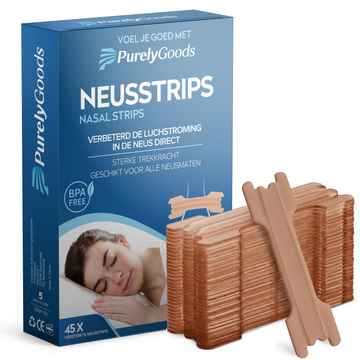 Een verpakking van de PurelyGoods Neusstrips (45 stuks). De blauwe doos toont een slapende vrouw en de tekst 'Voel je goed met PurelyGoods Neusstrips. Verbeterd de luchtstroming in de neus direct. Sterke trekkracht. Geschikt voor alle neusmaten.' Ernaast ligt een stapel bruine, versterkte neuspleisters.