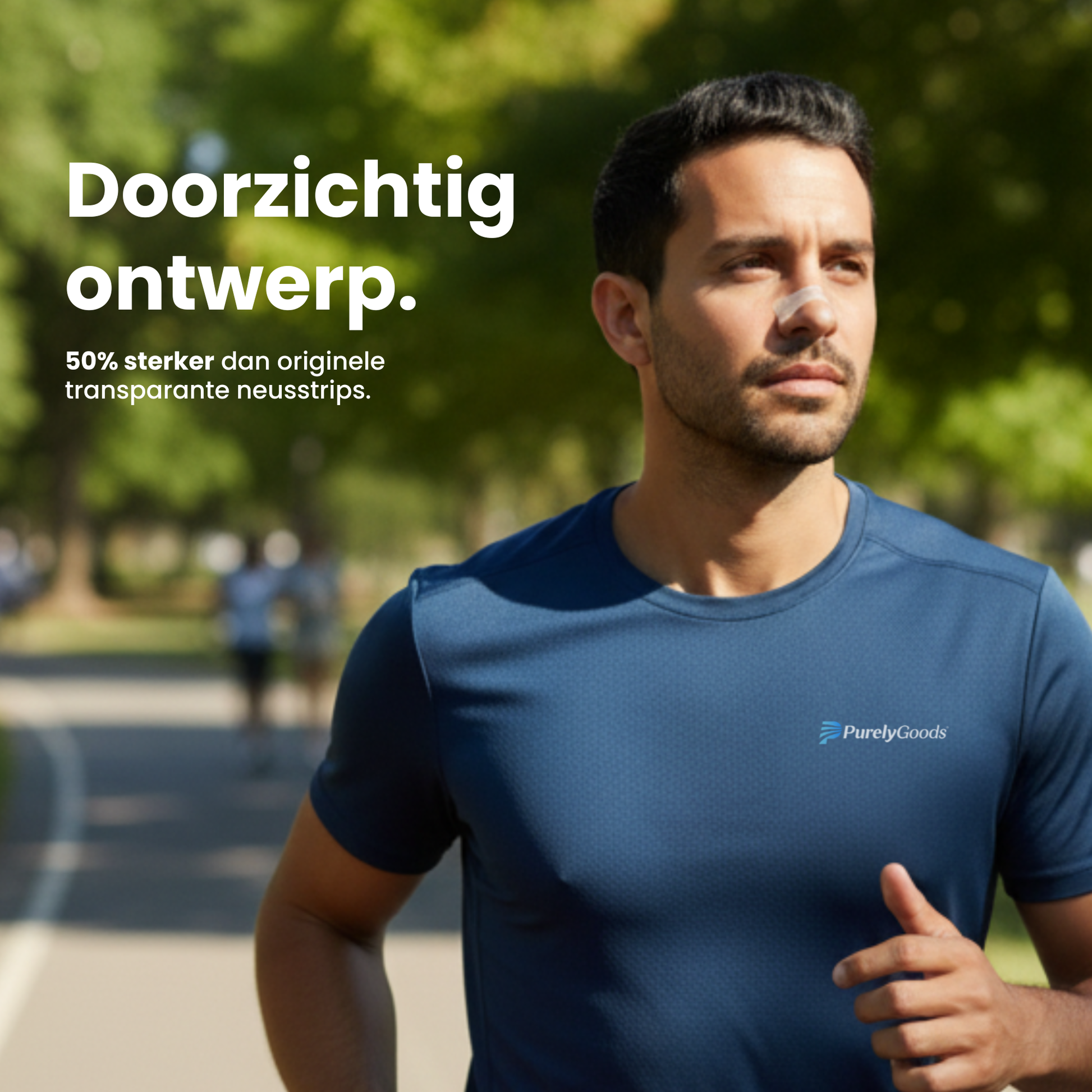 Een man met PurelyGoods transparante neusstrip op zijn neus rent door een park. Hij draagt een donkerblauw sportshirt met het PurelyGoods logo. In de linkerbovenhoek staat de tekst 'Doorzichtig ontwerp. 50% sterker dan originele transparante neusstrips.'