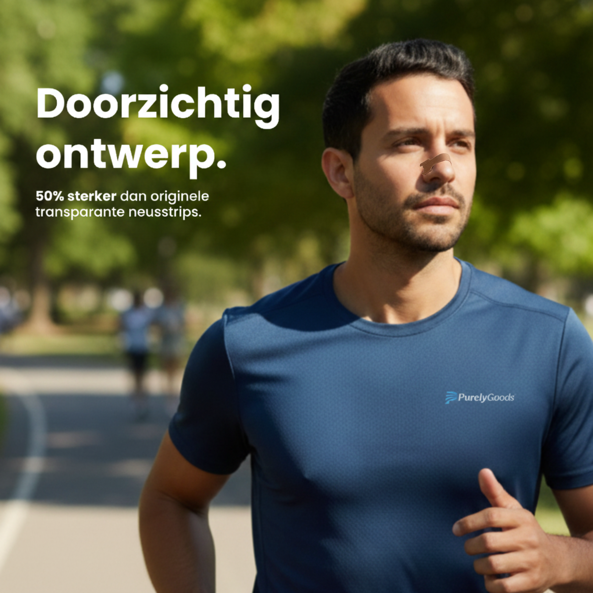 Een man met een transparante PurelyGoods neuspleister op zijn neus rent door een park. Hij draagt een donkerblauw sportshirt. De tekst luidt: 'Doorzichtig ontwerp. 50% sterker dan originele transparante neusstrips voor betere prestaties tijdens het sporten.