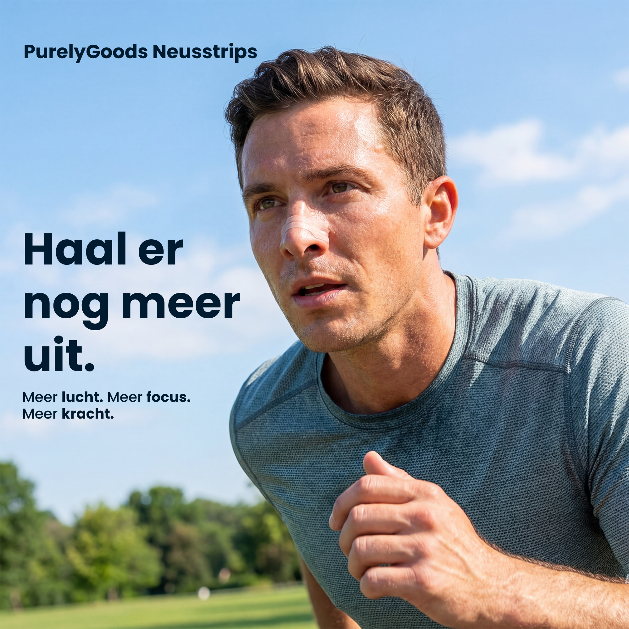 Een man met een transparante neusstrip rent in een park op een zonnige dag. Hij draagt een grijs sportshirt en kijkt geconcentreerd voor zich uit. Links van hem staat de tekst: 'Haal er nog meer uit. Meer lucht. Meer focus. Meer kracht.' Bovenaan staat 'PurelyGoods Neusstrips'.