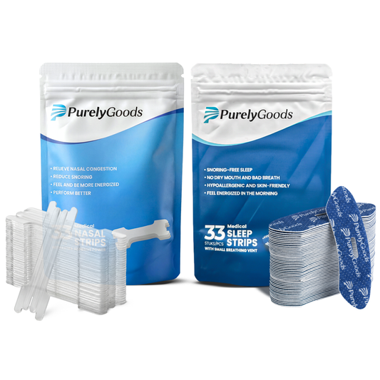 Twee verpakkingen PurelyGoods neusstrips en mondtape. De linker verpakking is wit en blauw met een afbeelding van transparante neusstrips. Ernaast ligt een stapel van deze transparante neusstrips. De rechter verpakking is ook wit en blauw en toont mondtape. Ernaast ligt een stapel donkerblauwe mondtape