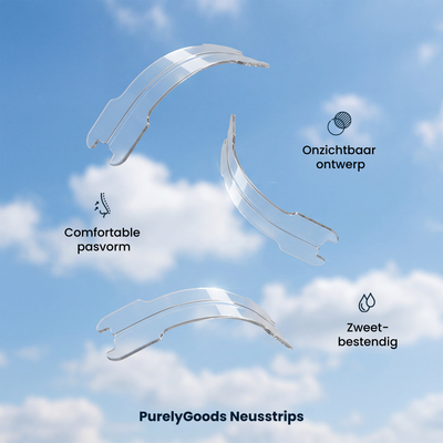 Drie transparante neusstrips zweven in de lucht tegen een lichtblauwe hemel met wat wolken. Tekst op de afbeelding benadrukt 'Onzichtbaar ontwerp', 'Comfortabele pasvorm' en 'Zweetbestendig'. Onderaan staat 'PurelyGoods Neusstrips'