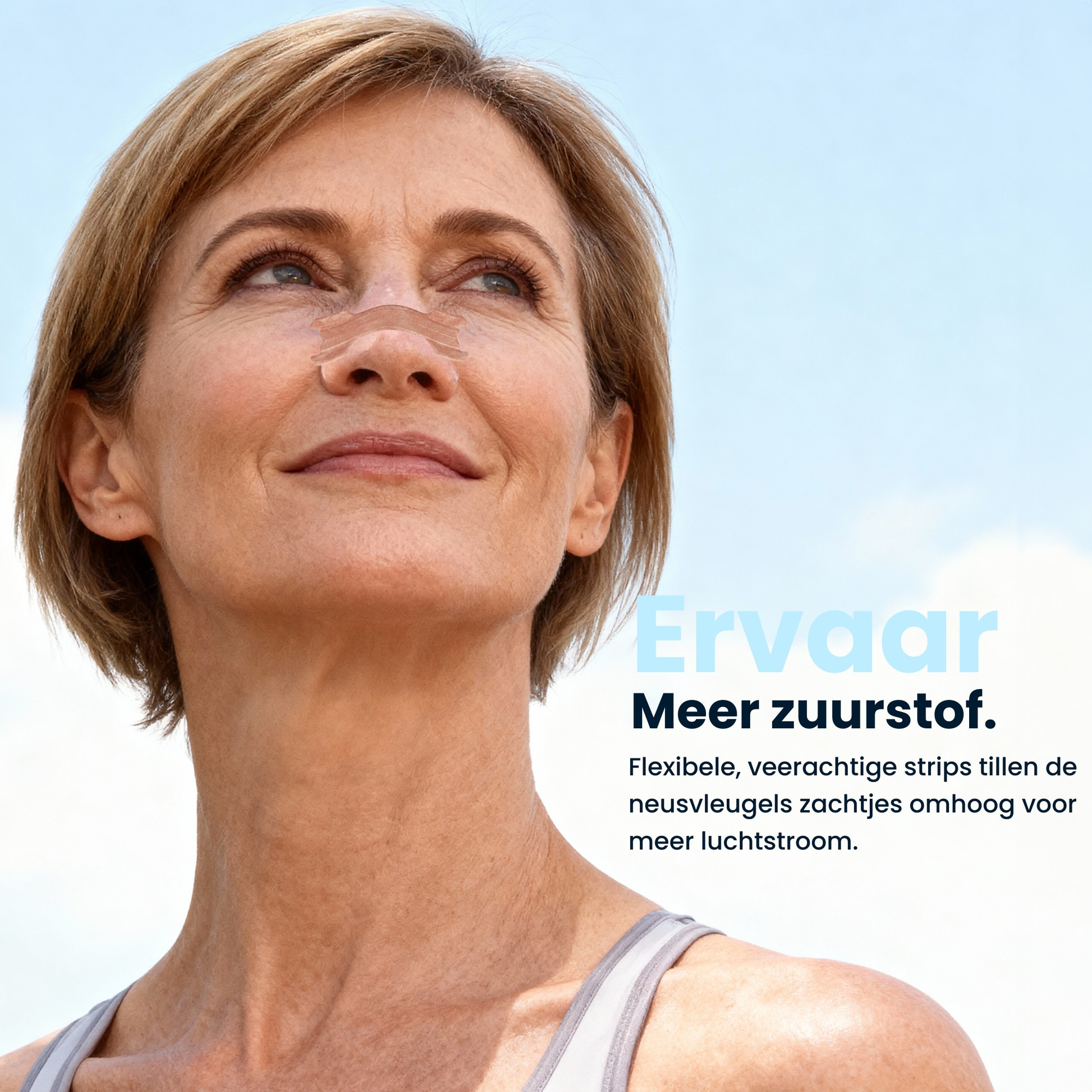 Een lachende vrouw met kort haar staat buiten onder een blauwe hemel, met een bruine PurelyGoods neuspleister op haar neus. De tekst luidt: 'Ervaar Meer zuurstof. Flexibele, veerkrachtige PurelyGoods neusstrips tillen de neusvleugels zachtjes omhoog voor meer luchtstroom.