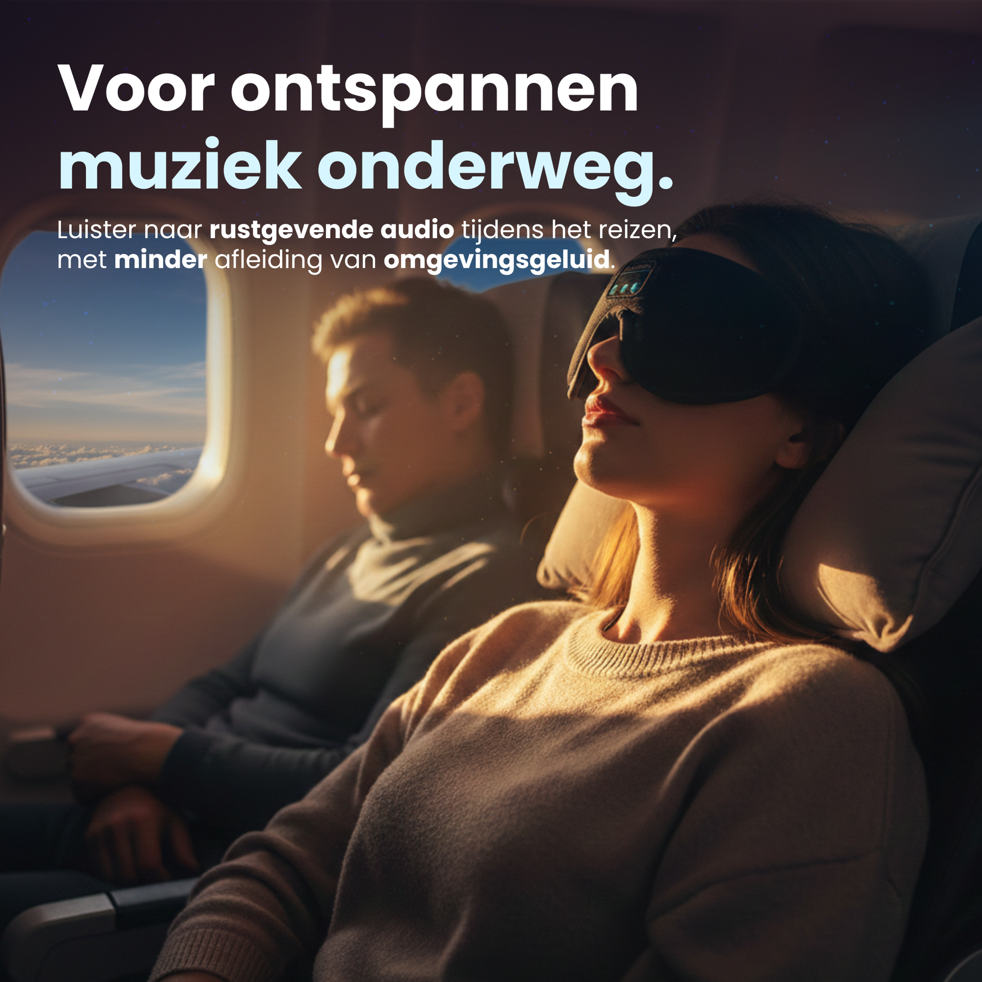 Vrouw in vliegtuigstoel met verduisterend slaapmasker met geïntegreerde koptelefoon, terwijl ze luistert naar rustgevende audio tijdens het reizen.