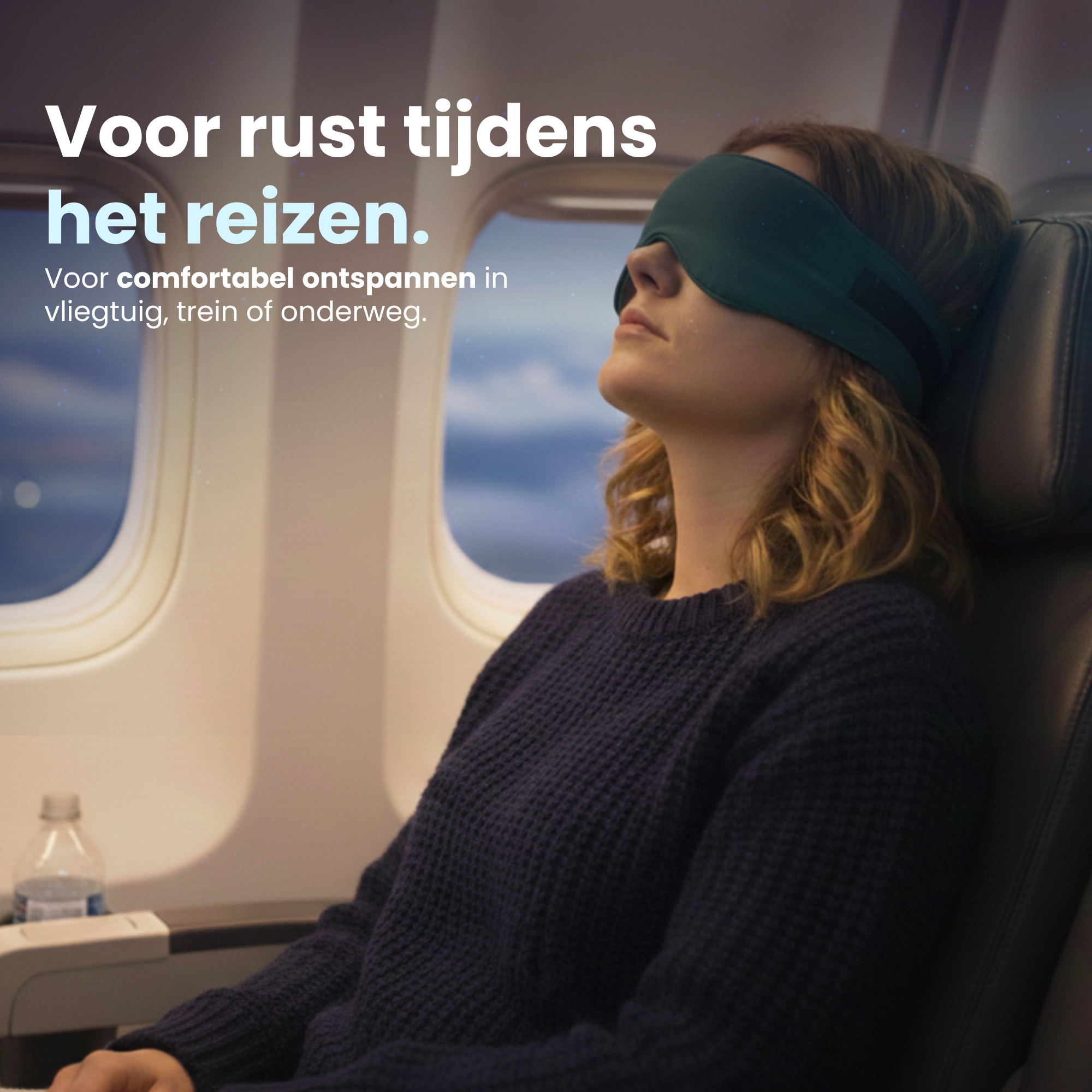 Vrouw zit ontspannen in een vliegtuigstoel en draagt een slaapmasker tijdens het reizen, gericht op rust en comfort onderweg.