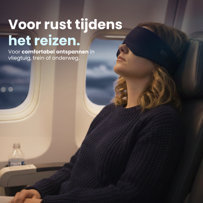 Persoon ontspant in vliegtuigstoel met slaapmasker voor rust tijdens reizen